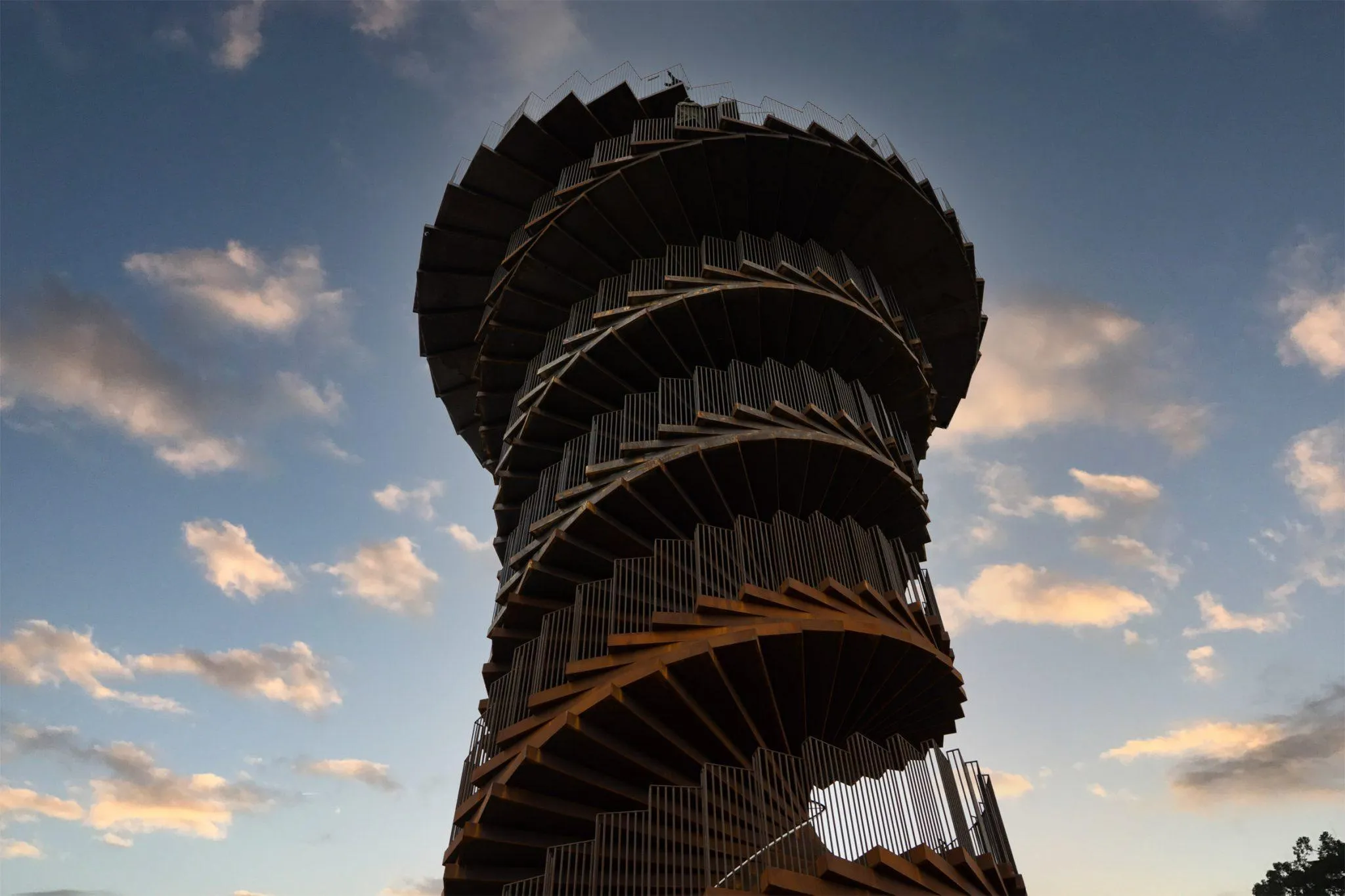 25 метрів та 300 тонн сталі: архітектурна студія BIG показала перші фото оглядової вежі в Данії