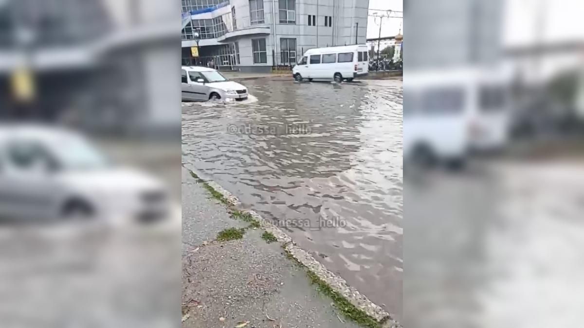Затопило улицы и дороги Одессы 06.08.2021: видео