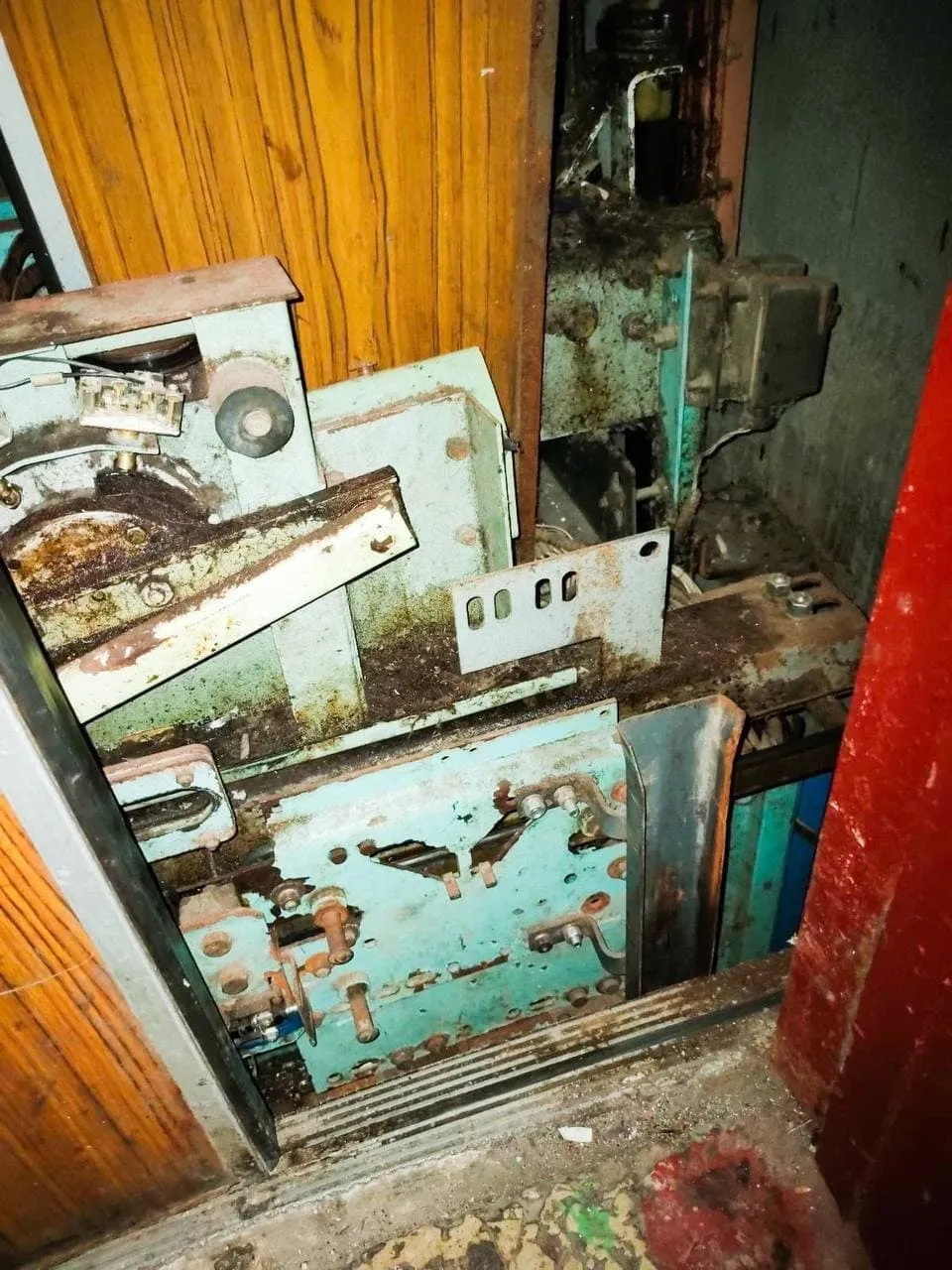 Зламав ліфт Одеса 05.08.2021. Вирвав дроти Комунальні Зламав ліфт Одеса 05.08.2021. Вирвав дроти Комунальні