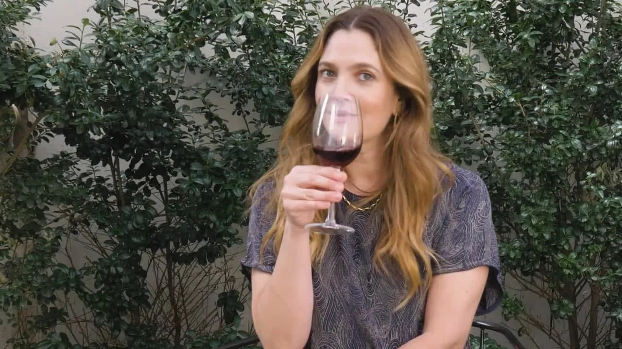 Дрю Беррімор дегустує вино Дрю Беррімор дегустує вино