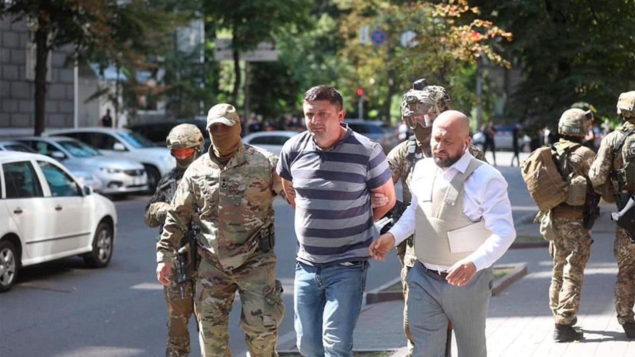 Ветеран АТО, который захватил здание правительства, попросил прощения Ветеран АТО, который захватил здание правительства, попросил прощения