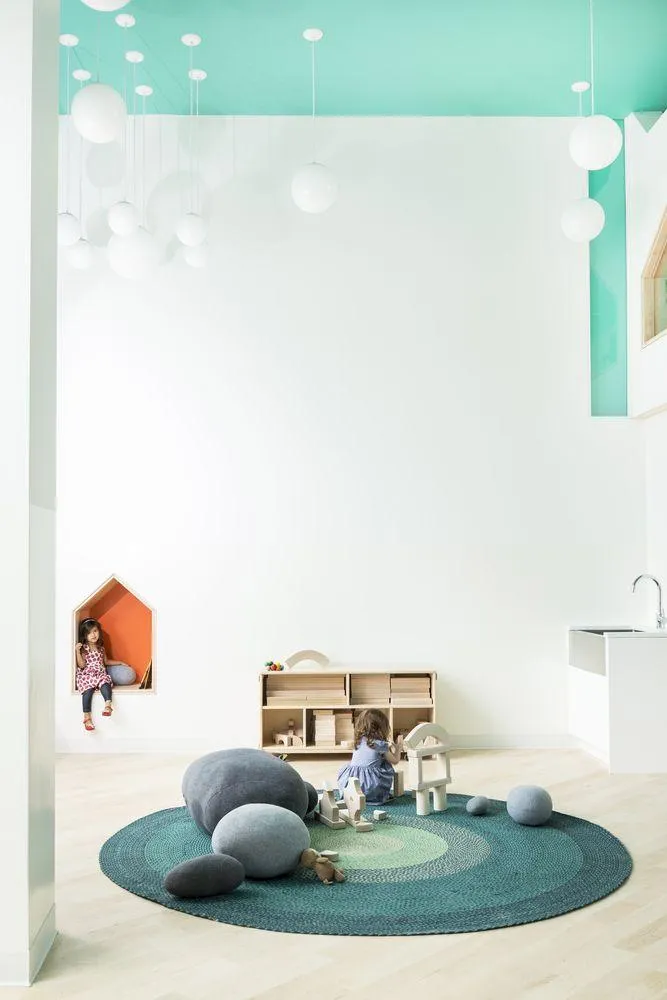 По всьому простору зустрічаються отвори в формі будинків По всьому простору зустрічаються отвори в формі будинків