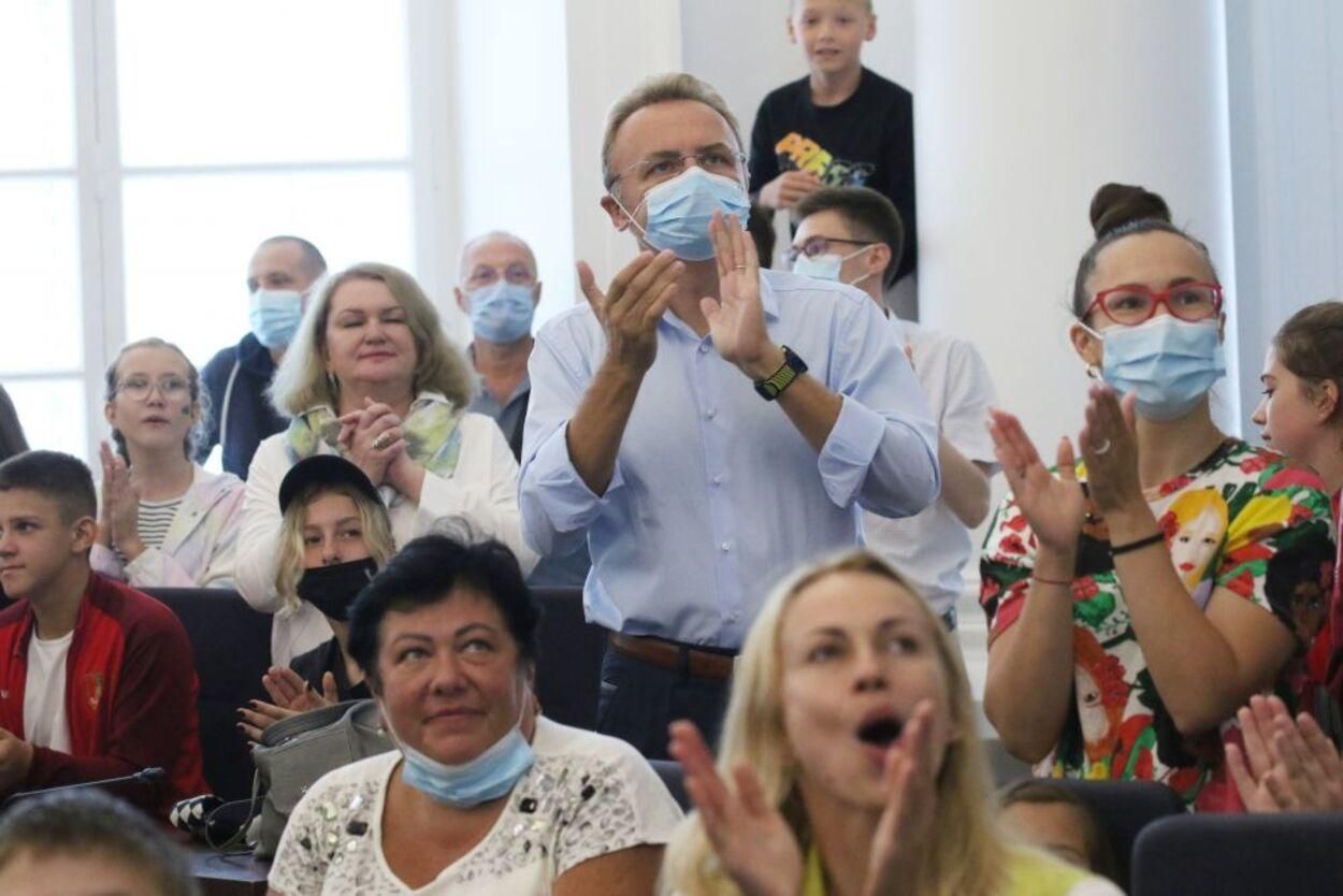 Болели в сессионном зале: во Львове олимпийскую фан-зону из-за дождя перенесли в мэрию Болели в сессионном зале: во Львове олимпийскую фан-зону из-за дождя перенесли в мэрию