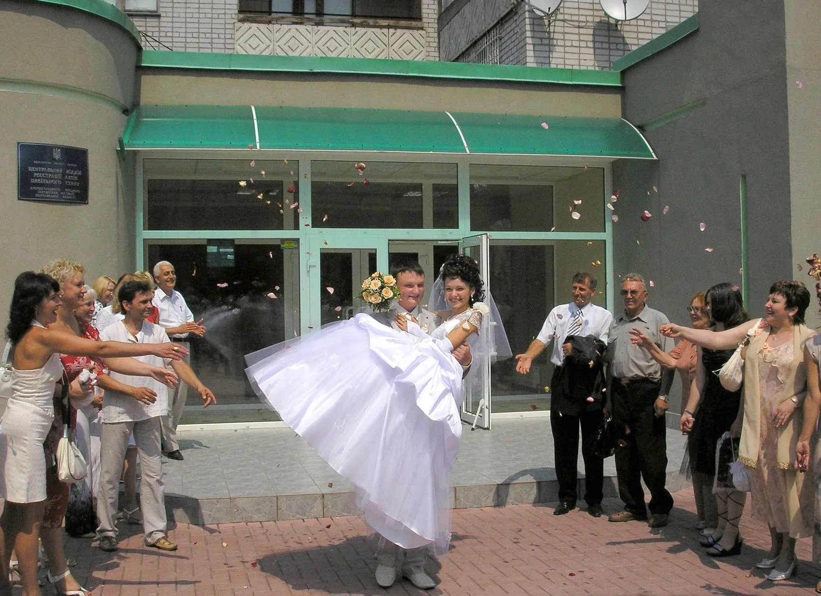 Наречена у пишній сукні та з високою зачіскою. Кременчук, 2007 рік Наречена у пишній сукні та з високою зачіскою. Кременчук, 2007 рік