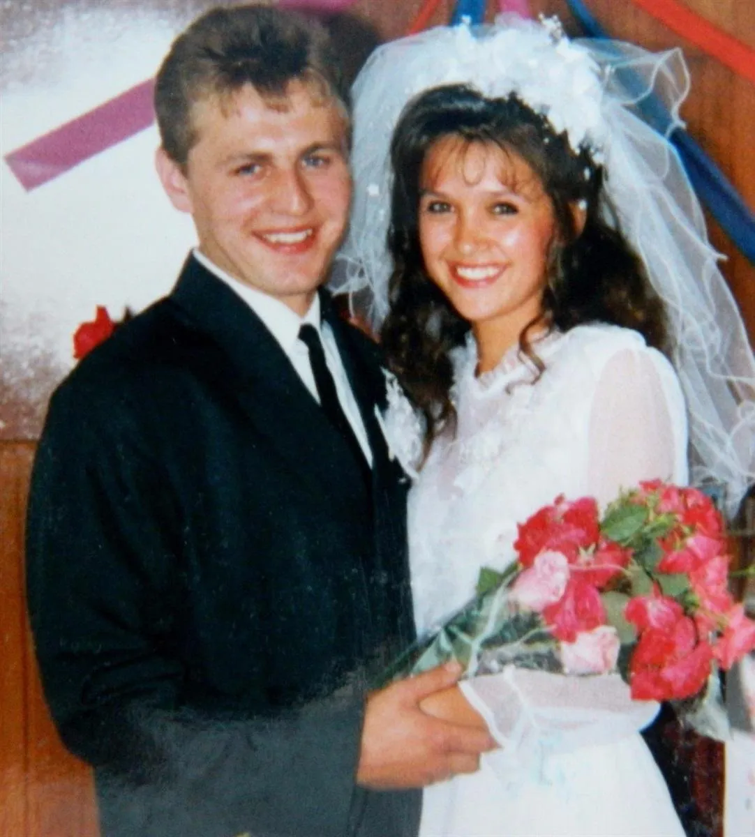 Фата кріпилась до гілочки з квітами та намистинами Фата кріпилась до гілочки з квітами та намистинами