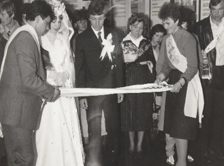 Молоді стають на рушник, 1999 рік Молоді стають на рушник, 1999 рік