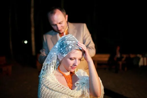 Невесте снимают фату и связывают платок