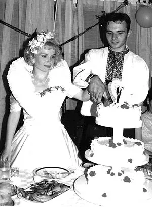 Наречені розрізають весільний торт, 1998 рік 