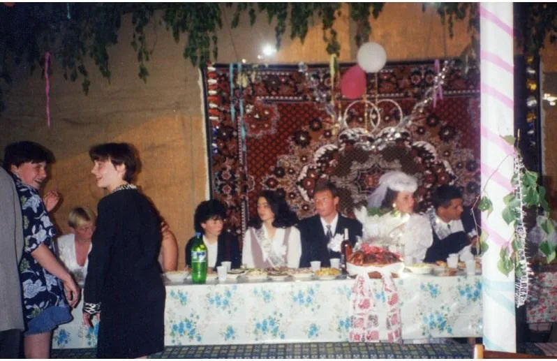 Так виглядав всередині весільний шалаш, встановлений у дворі Так виглядав всередині весільний шалаш, встановлений у дворі