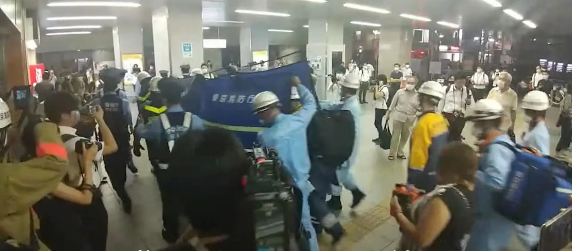 Чоловік з ножем поранив 4 людей у потязі в Токіо Чоловік з ножем поранив 4 людей у потязі в Токіо