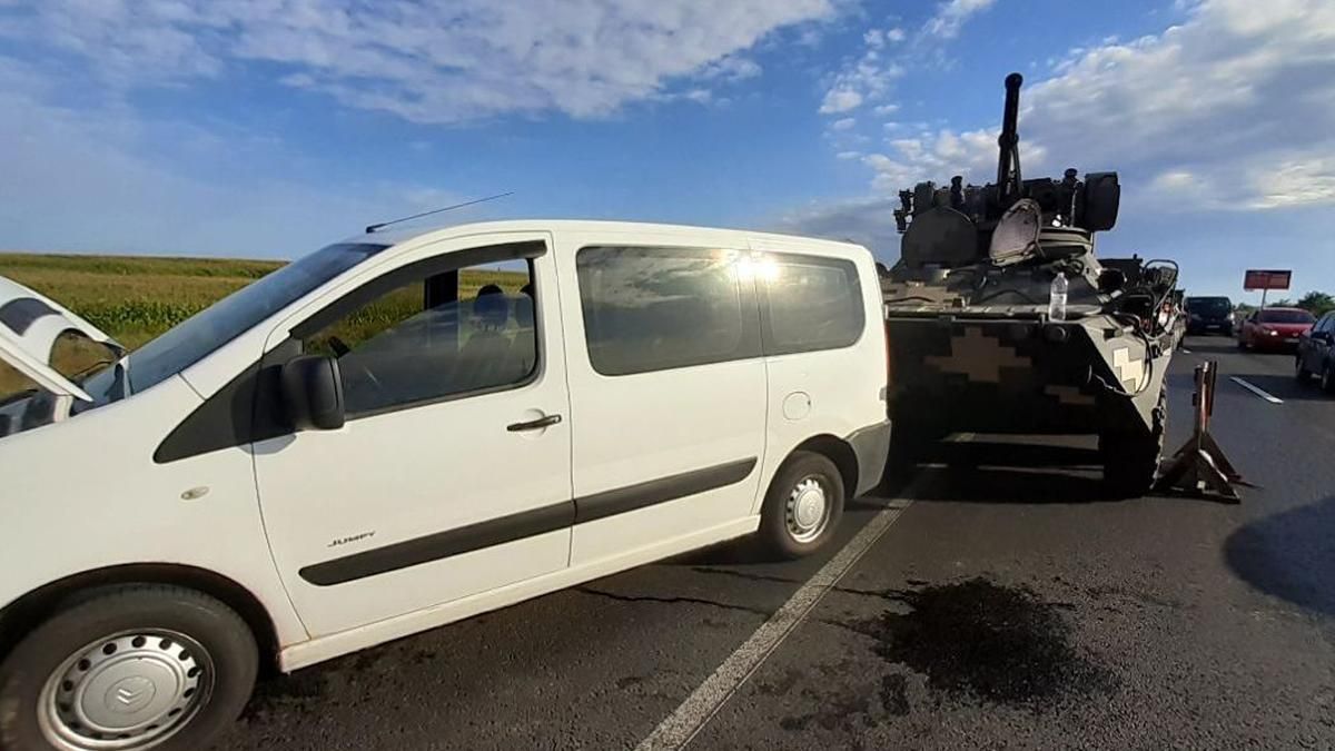 Під Києвом в епічне ДТП потрапили 3 БТРи – фото, відео Під Києвом в епічне ДТП потрапили 3 БТРи – фото, відео