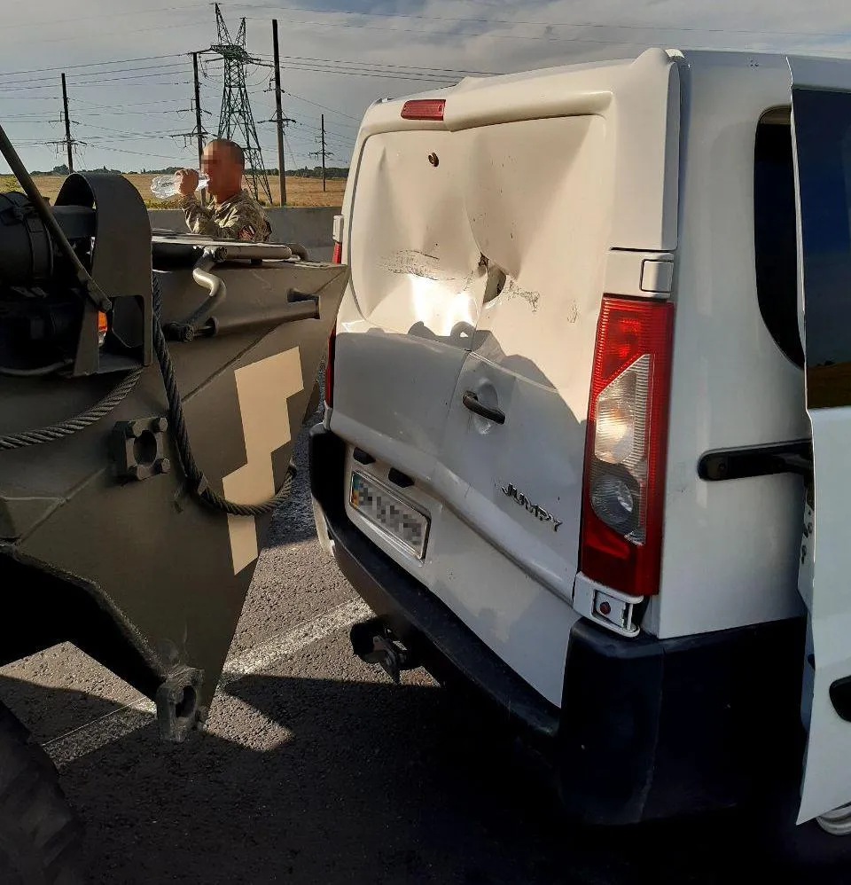 Під Києвом в епічне ДТП потрапили 3 БТРи Під Києвом в епічне ДТП потрапили 3 БТРи