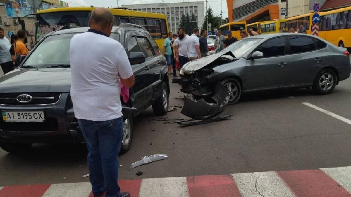 Водієві стало погано та він збив 2 людей на Київщині: фото 