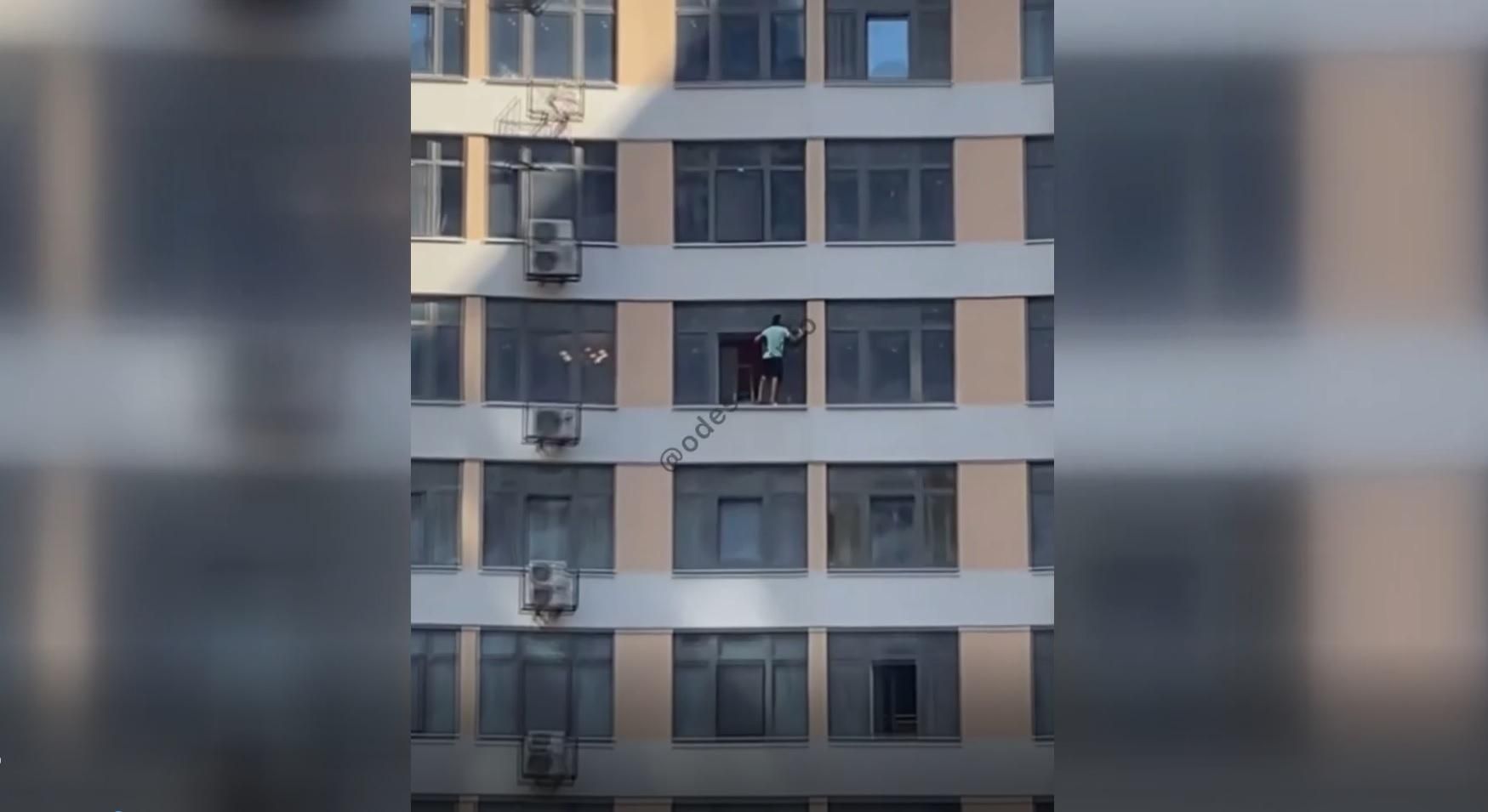 В Одесі чоловік вимив вікно на 11 поверсі – відео