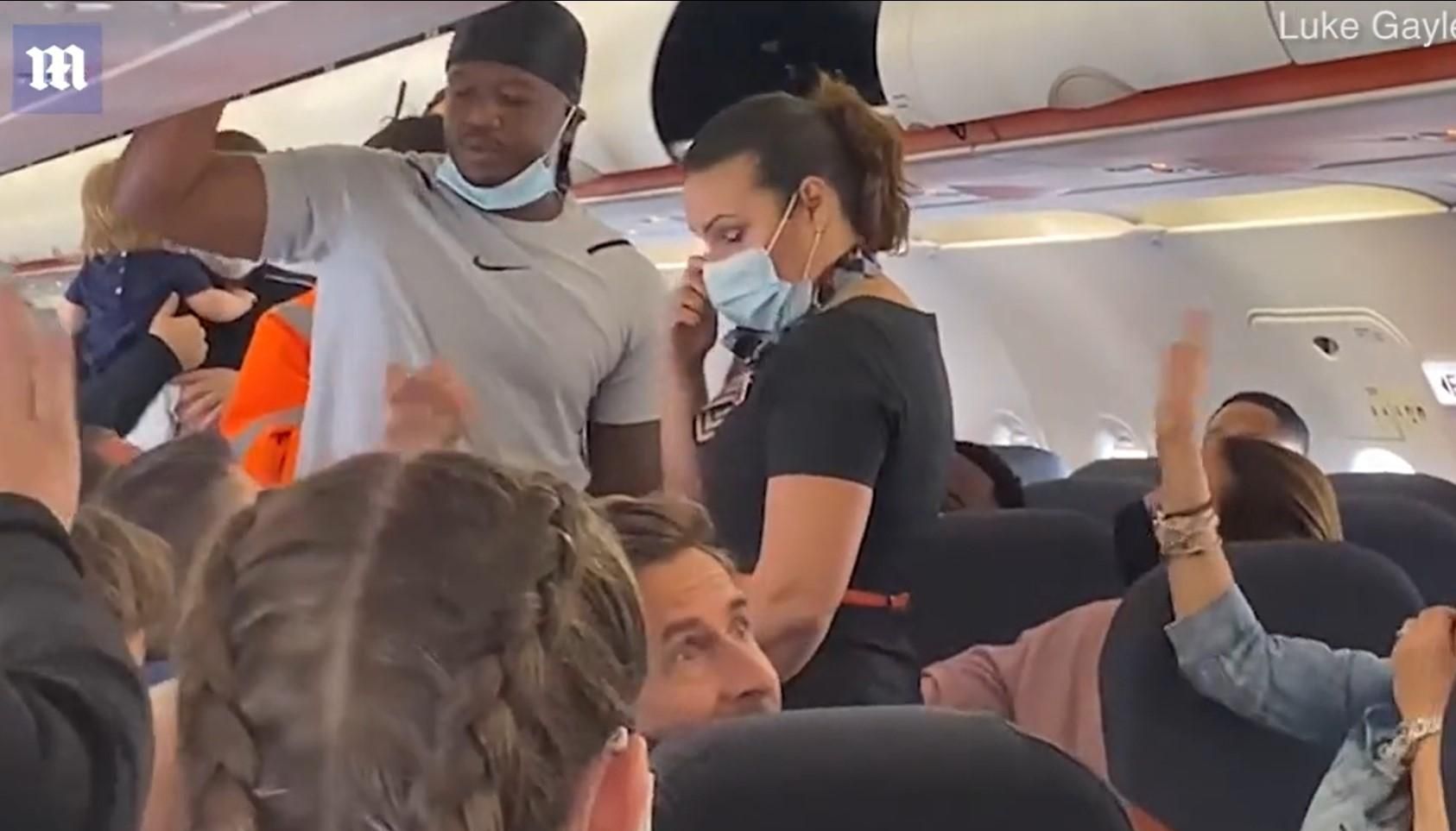 У літаку EasyJet почався масовий протест після того, як двох чоловіків попросили взутися У літаку EasyJet почався масовий протест після того, як двох чоловіків попросили взутися