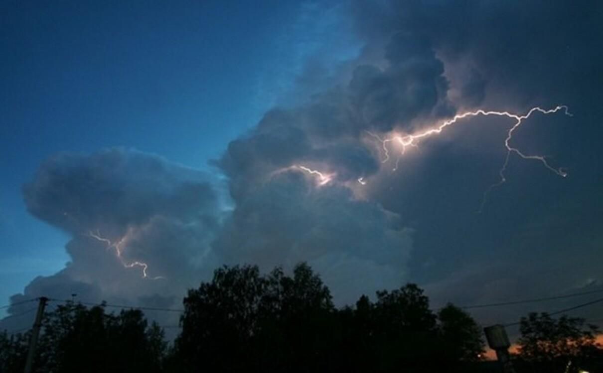 Украину накрыли грозы и шквалы: 340 населенных пунктов без света Украину накрыли грозы и шквалы: 340 населенных пунктов без света