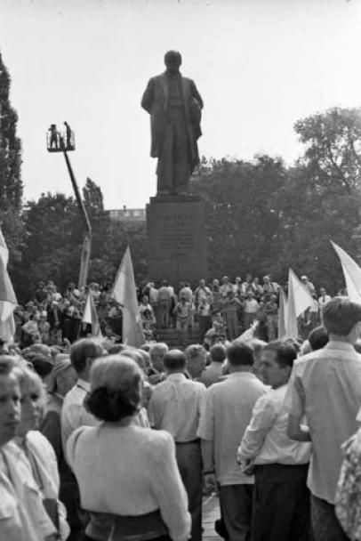 Кияни біля пам'ятника Тарасу Шевченку