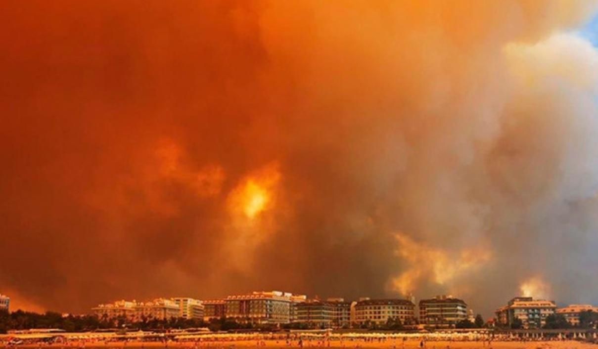 Пожежі в турецькій Анталії майже локалізували: де ще є небезпека