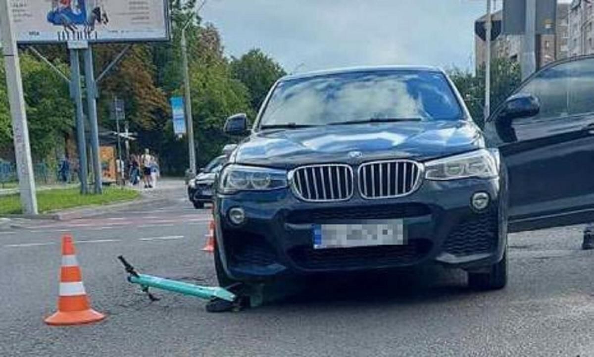 Во Львове авто сбило водителя электросамоката: он в реанимации