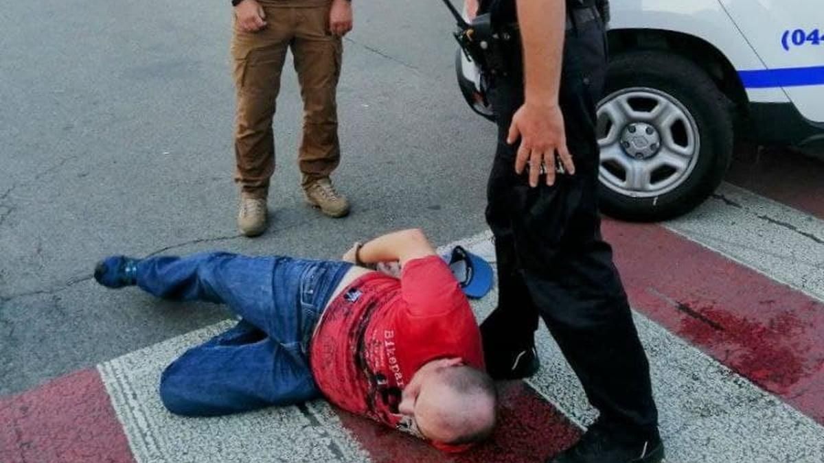 На Подолі у Києві п'яний чоловік штрикнув ножем підлітка На Подолі у Києві п'яний чоловік штрикнув ножем підлітка