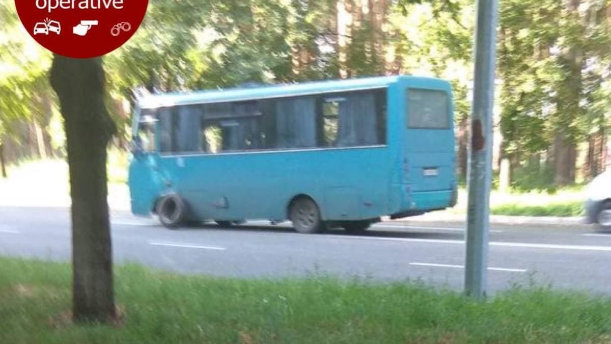 В киевской маршрутки на ходу отпало колесо В киевской маршрутки на ходу отпало колесо
