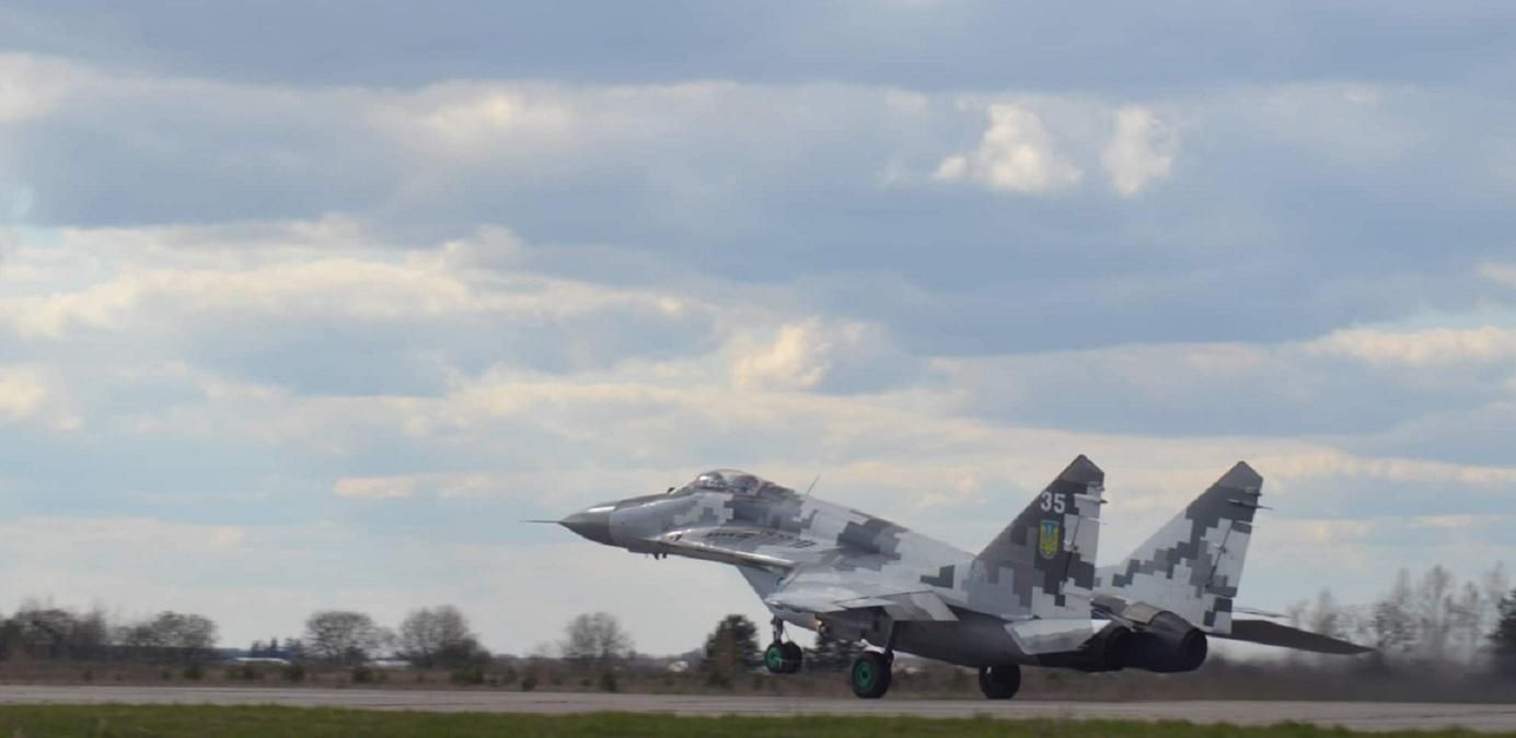 Над Україною зафіксували невідомий літак: ЗСУ підняли в небо винищувач Над Україною зафіксували невідомий літак: ЗСУ підняли в небо винищувач