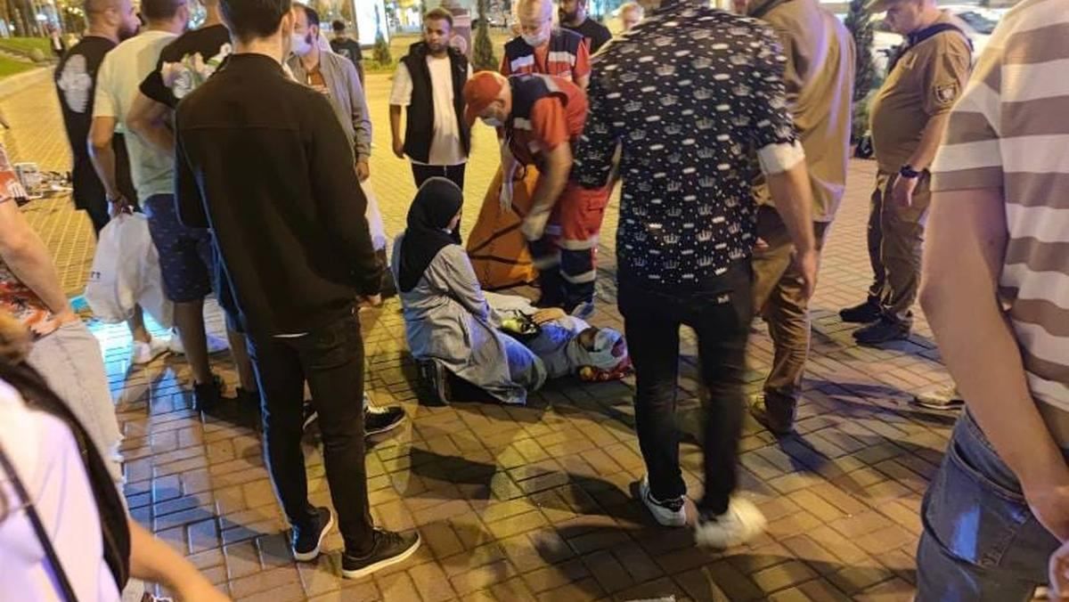 В Киеве женщина разбила голову из-за падения с электросамоката В Киеве женщина разбила голову из-за падения с электросамоката