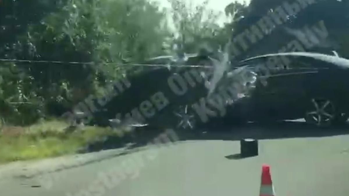 Під Києвом лоб у лоб зіштовхнулися легковики, є загиблі Під Києвом лоб у лоб зіштовхнулися легковики, є загиблі