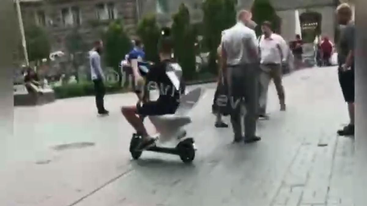В Киеве мужчина катался на электросамокате с унитазом вместо сиденья В Киеве мужчина катался на электросамокате с унитазом вместо сиденья