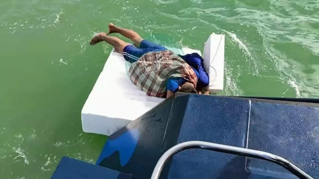 На плоту з пінопласту: затримали чоловіка, який намагався проплисти з Малайзії до Мекки 