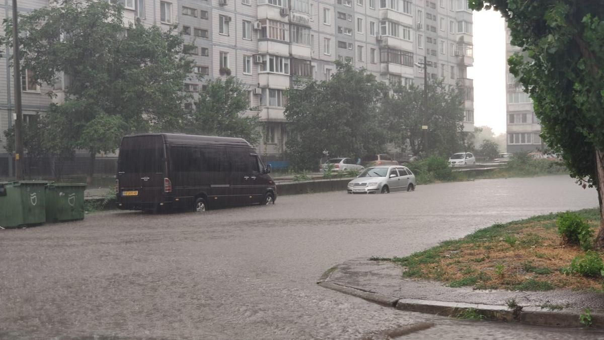 У Дніпрі випав град і злива: затопило вулиці, люди плавали на матраці