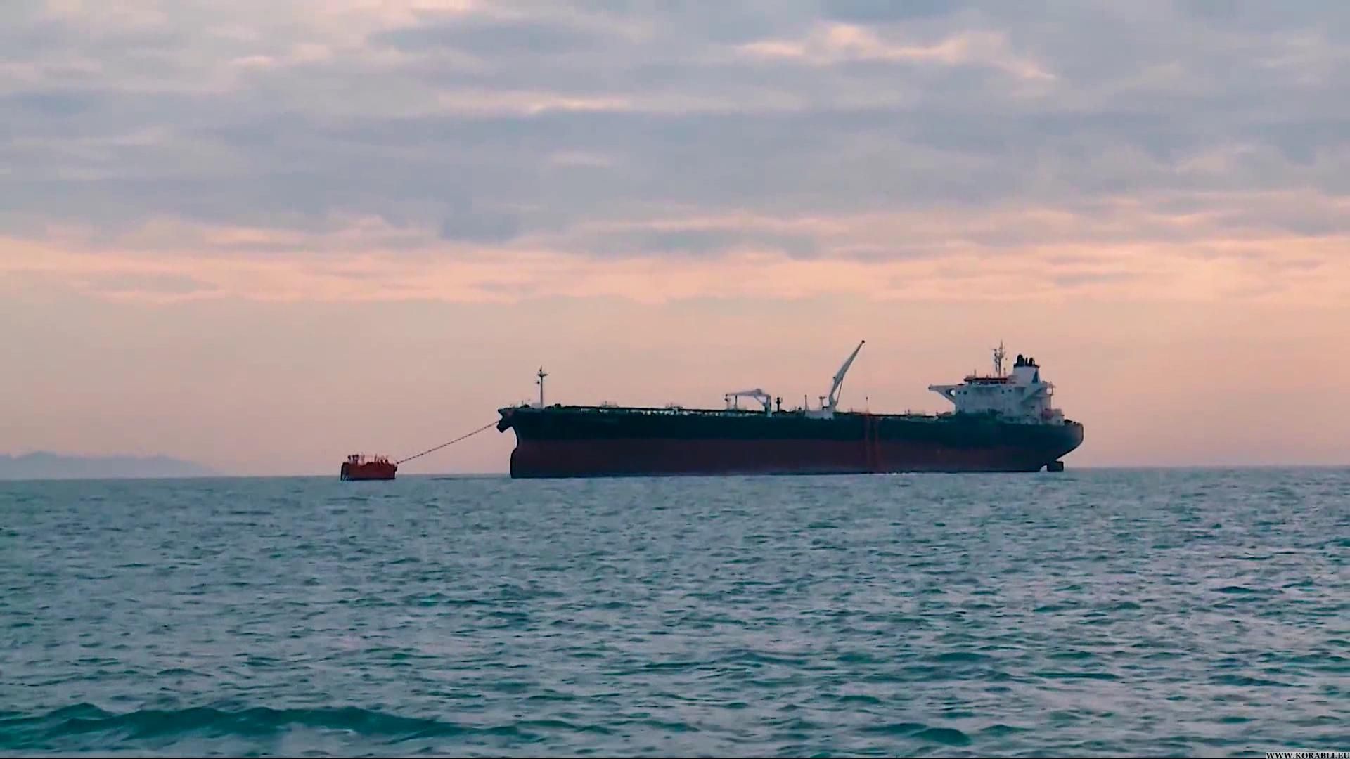 У Новоросійському порту стався викид нафти, коли завантажували грецький танкер: деталі