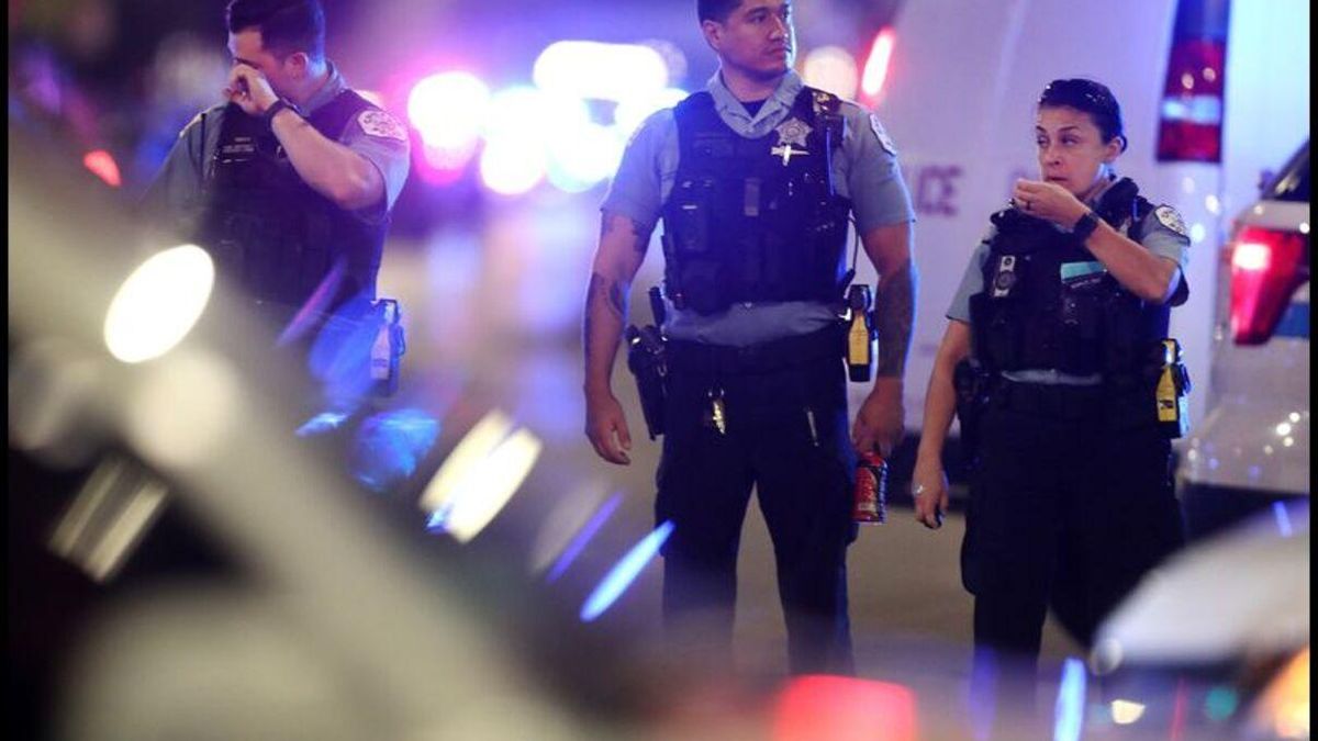 Из-за стрельбы в Чикаго погибла офицер, один полицейский в больнице