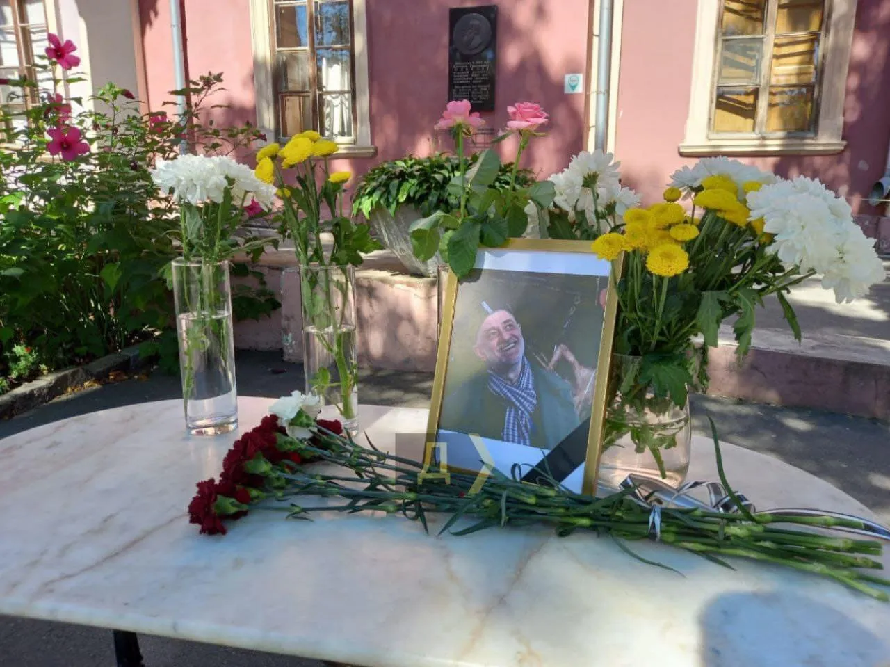 В Одесі люди несуть квіти до художнього музею, який очолював покійний Олександр Ройтбурд