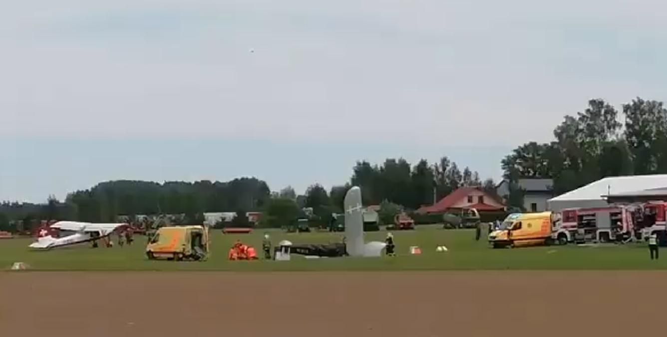 В Латвии самолет не смог набрать высоту и упал на землю В Латвии самолет не смог набрать высоту и упал на землю