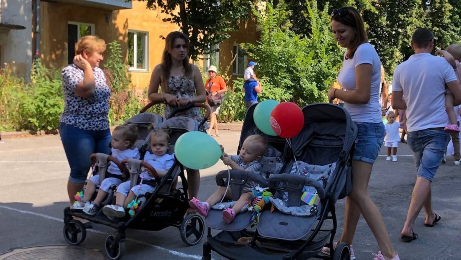 Фестиваль у Чернігові зібрав понад 100 близнят та двійнят: відео