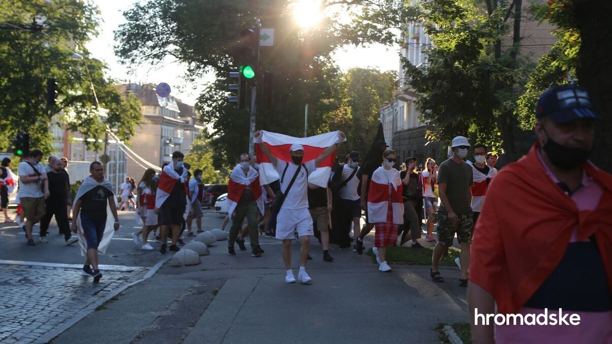 У Києві на марші солідарності з білорусами відбулися сутички: відео У Києві на марші солідарності з білорусами відбулися сутички: відео