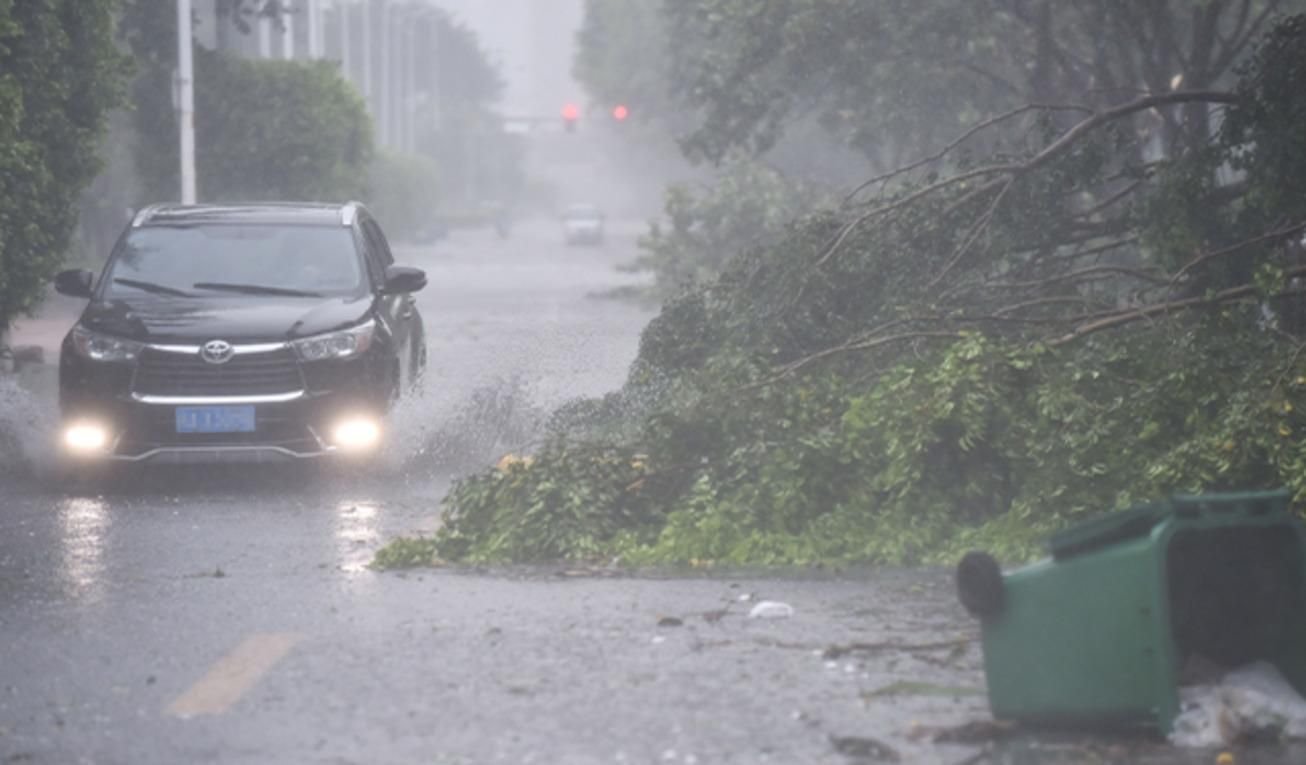 Тайфун Лупит в Японии: 300 тысяч людей нужно эвакуировать – видео Тайфун Лупит в Японии: 300 тысяч людей нужно эвакуировать – видео