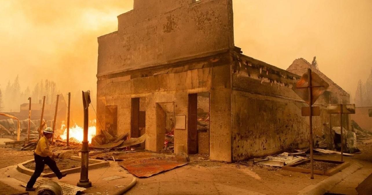 В США лесной пожар уничтожил целый город: 4 человека пропали без вести – жуткие фото В США лесной пожар уничтожил целый город: 4 человека пропали без вести – жуткие фото