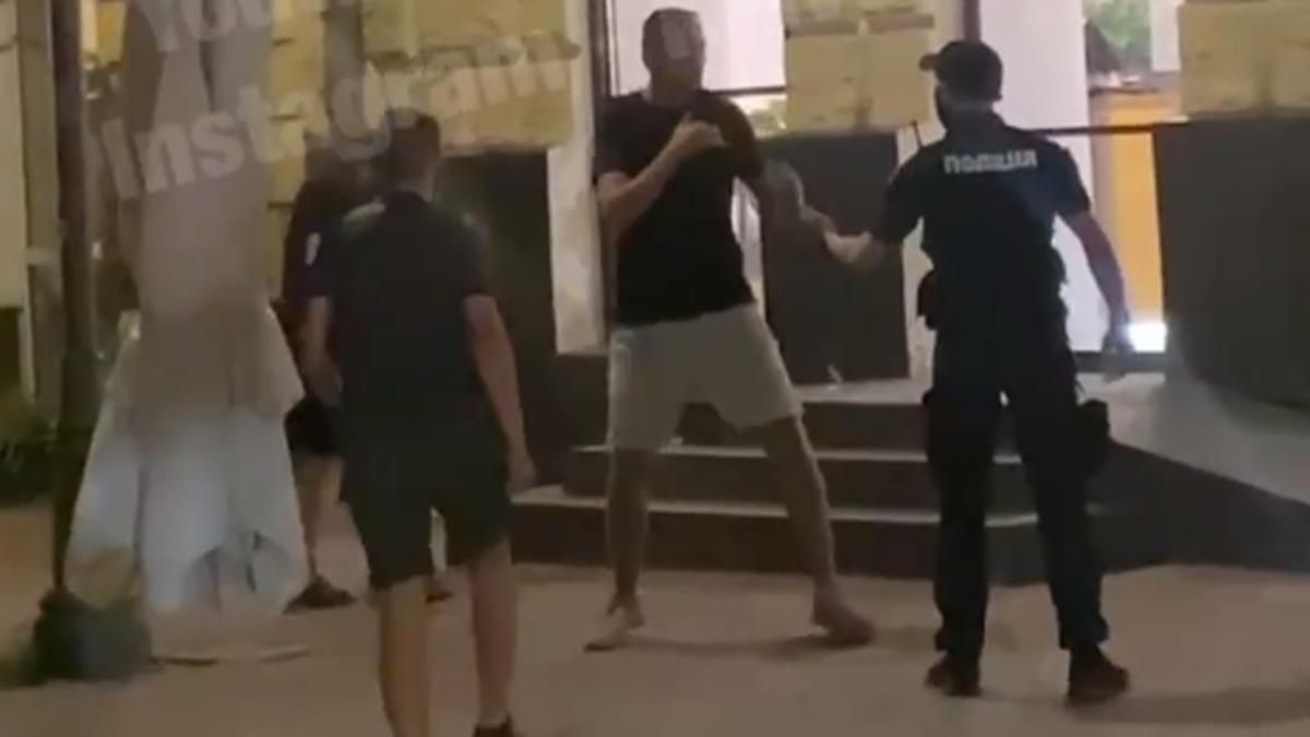 На Контрактовой площади в Киеве произошла драка с участием полицейских На Контрактовой площади в Киеве произошла драка с участием полицейских