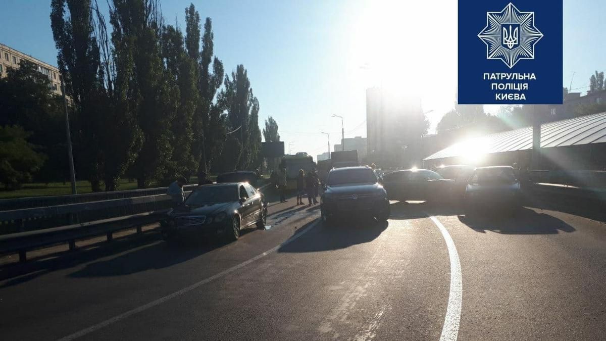 У Києві зіштовхнулися 5 машин, виїзд на Кільцеву заблоковано У Києві зіштовхнулися 5 машин, виїзд на Кільцеву заблоковано