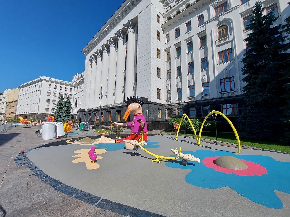 На Банковой открыли необычную детскую площадку - фото На Банковой открыли необычную детскую площадку - фото
