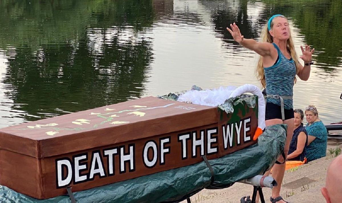 Из-за загрязнения рек: в Британии женщина устроила заплыв с гробом Из-за загрязнения рек: в Британии женщина устроила заплыв с гробом