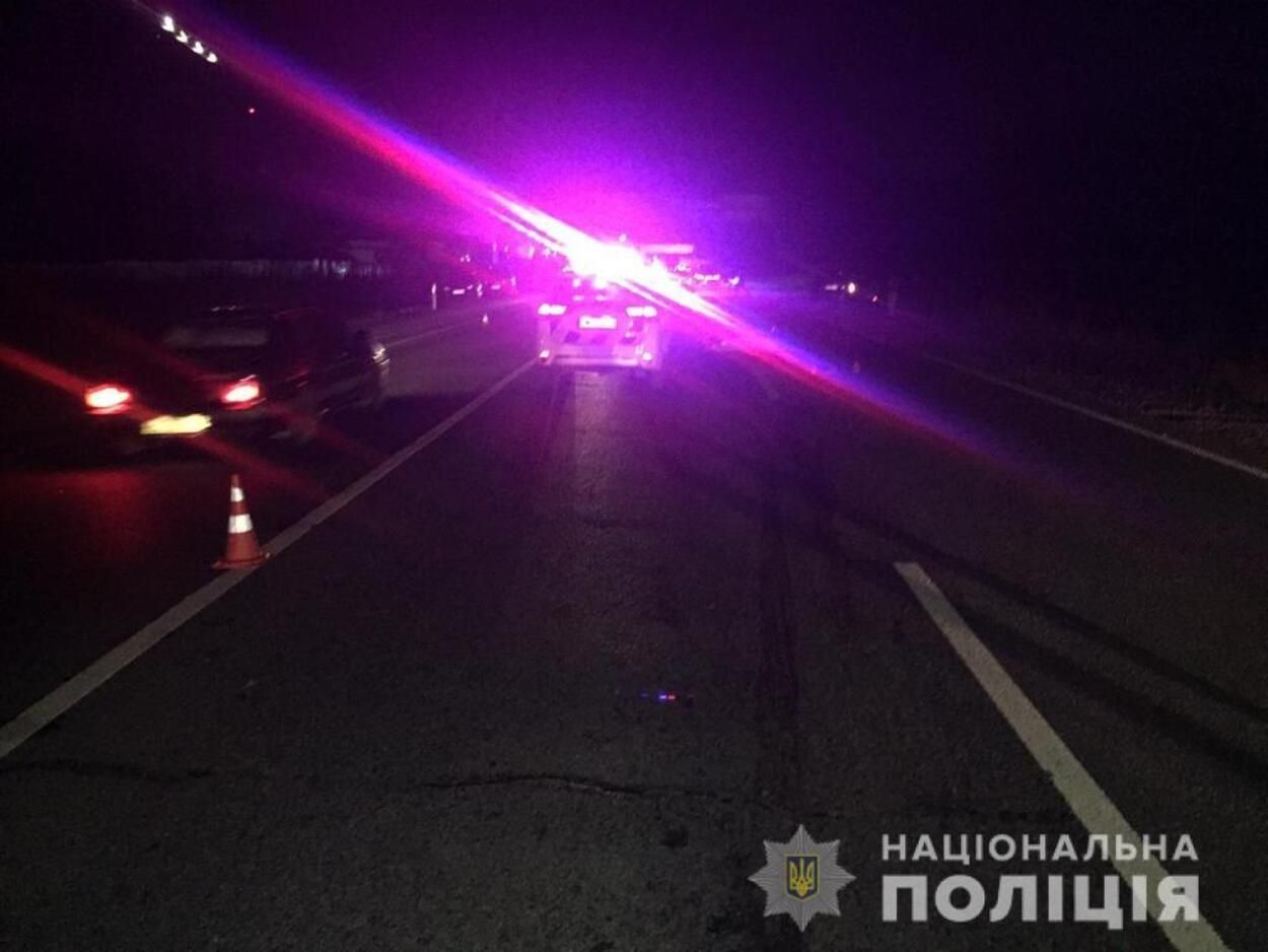 Перебігав дорогу і загинув: на трасі Київ – Чоп 08.08.2021 чоловіка збив KIA і переїхав автобус – фото Перебігав дорогу і загинув: на трасі Київ – Чоп 08.08.2021 чоловіка збив KIA і переїхав автобус – фото