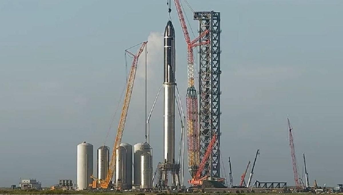 Размеры впечатляют: SpaceX собрала систему Starship на стартовой платформе