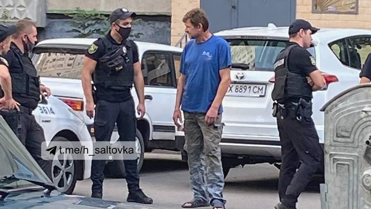 Мужчина угрожал взорвать многоэтажку гранатой и уснул Мужчина угрожал взорвать многоэтажку гранатой и уснул