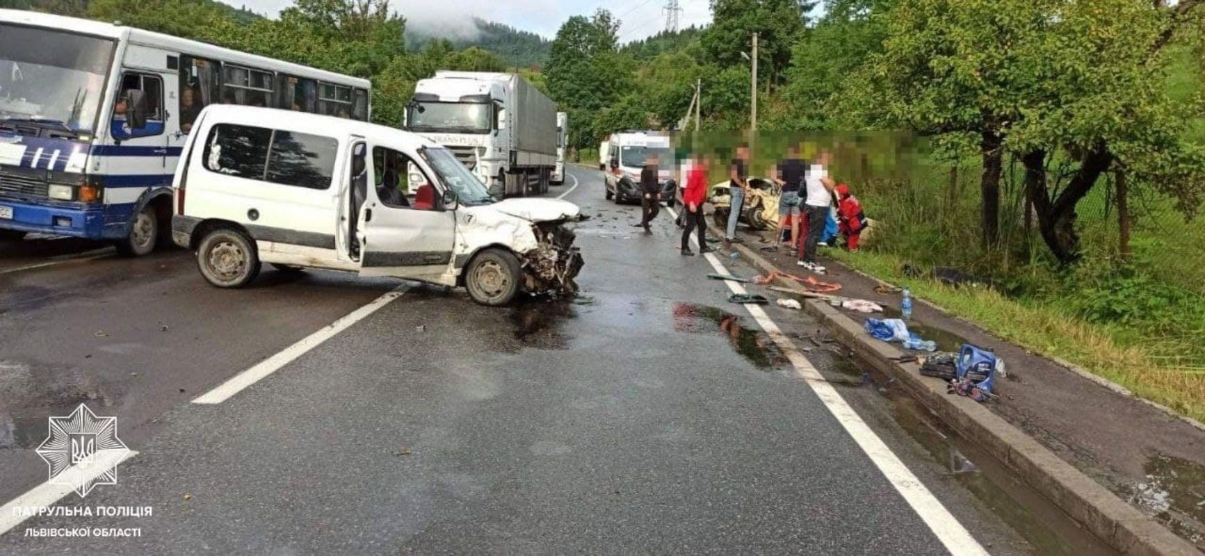 На Львівщині зіштовхнулись ВАЗ та Citroen: у нищівній ДТП постраждали 7 людей – фото На Львівщині зіштовхнулись ВАЗ та Citroen: у нищівній ДТП постраждали 7 людей – фото
