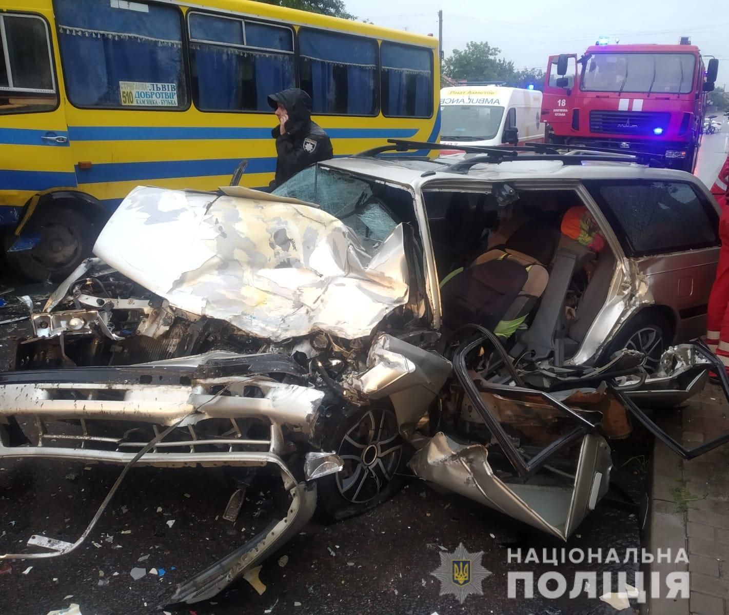 Пасажирський автобус потрапив у жахливу ДТП на Львівщині: 6 людей потрапили до лікарні