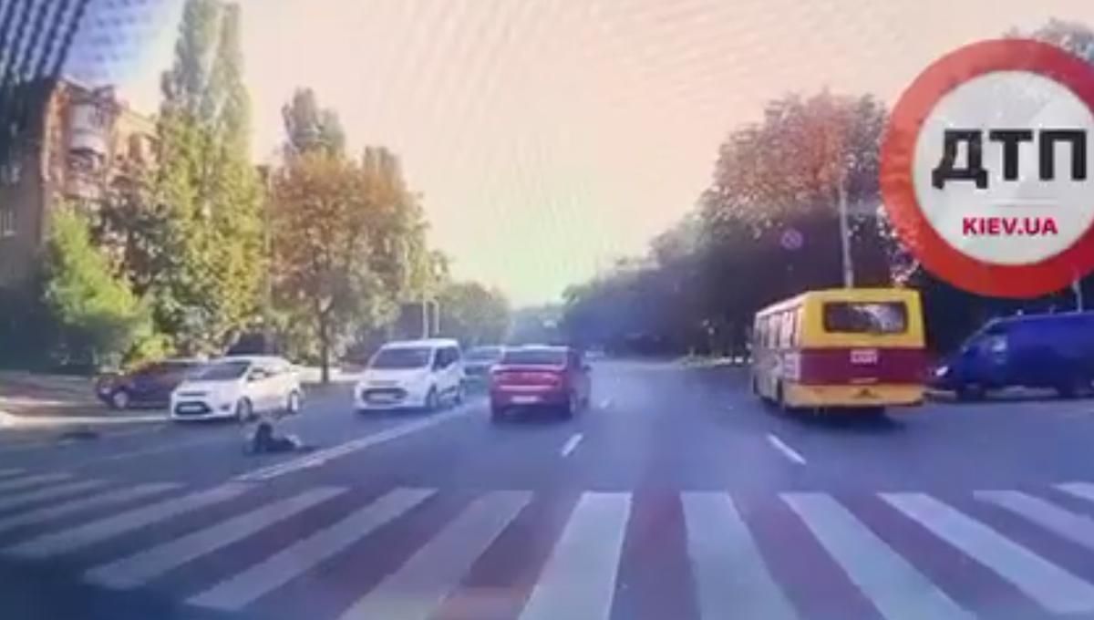 У Києві легковик зніс хлопця з самокатом на пішохідному переході У Києві легковик зніс хлопця з самокатом на пішохідному переході