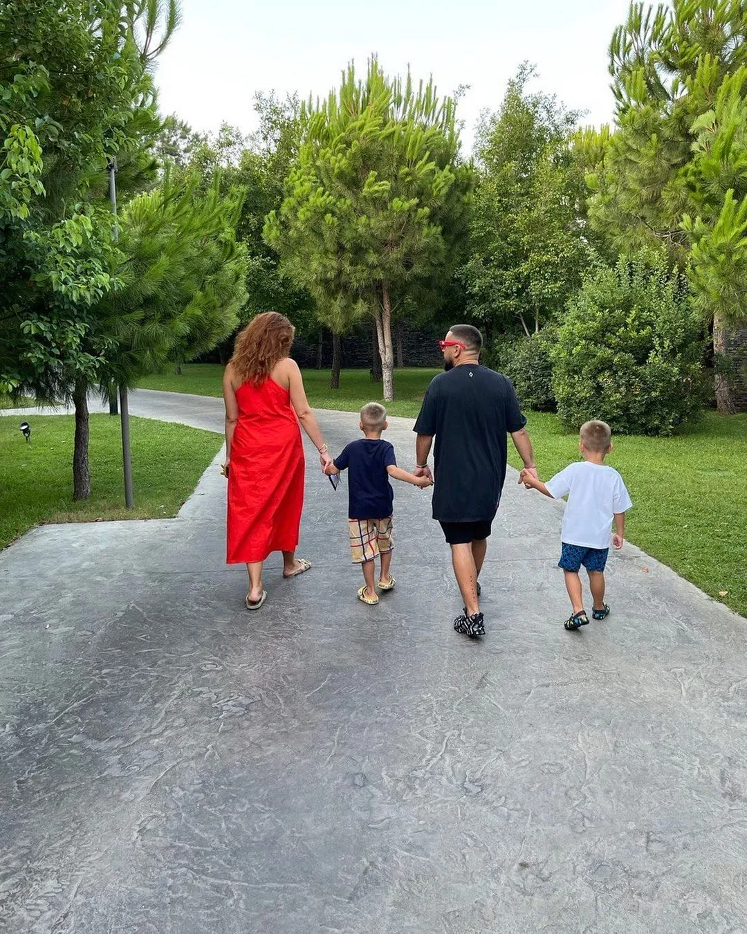 Монатік з дружиною і синами на відпочинку Монатік з дружиною і синами на відпочинку